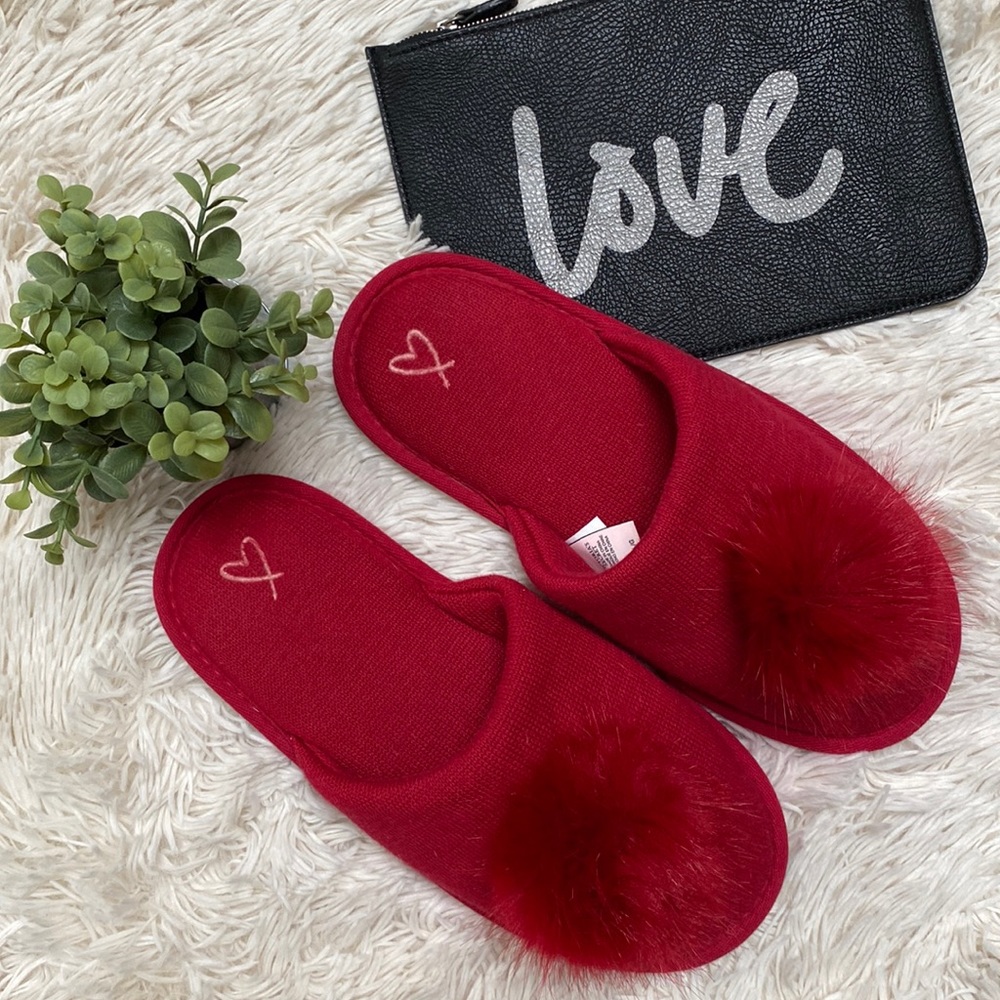 🎉HP🎉 Victoria’s Secret Pompom Slippers 💗 Red